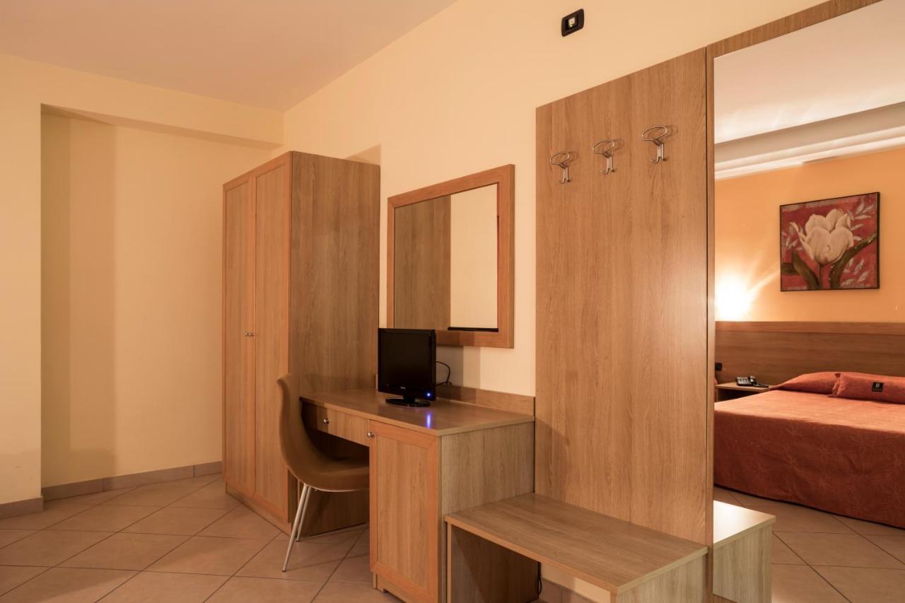 Manhattan Village Hotel Сульмона Екстер'єр фото