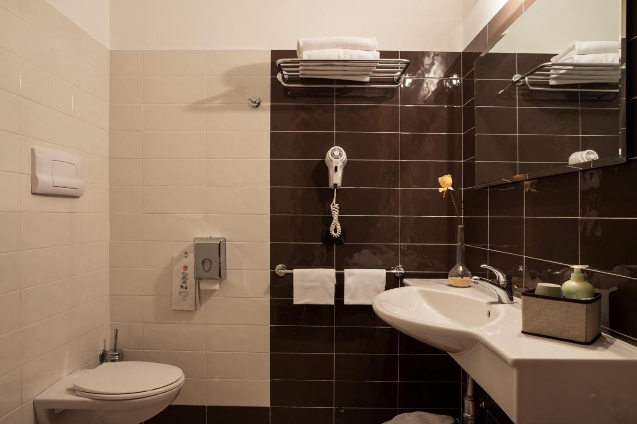 Manhattan Village Hotel Сульмона Екстер'єр фото
