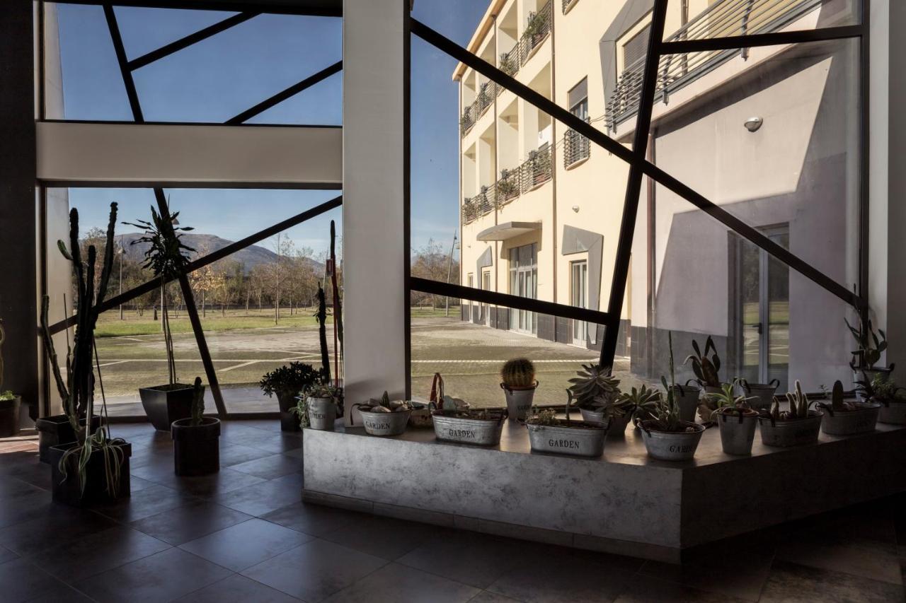 Manhattan Village Hotel Сульмона Екстер'єр фото