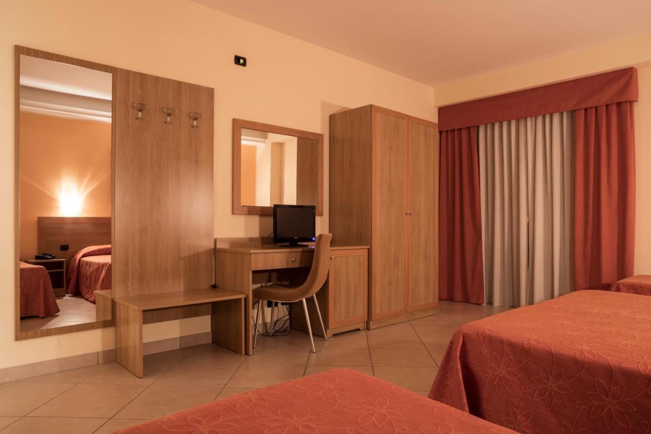 Manhattan Village Hotel Сульмона Екстер'єр фото