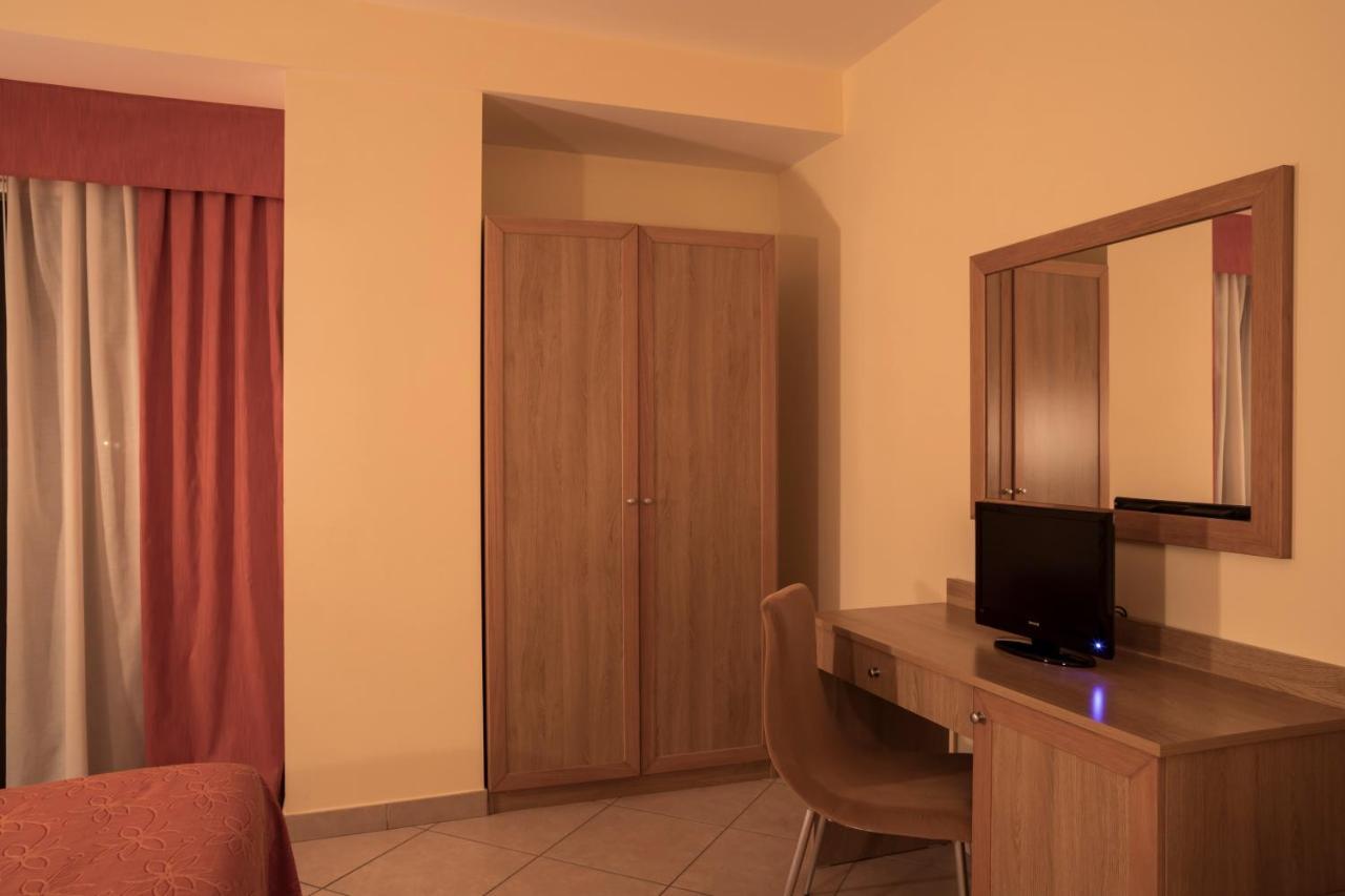 Manhattan Village Hotel Сульмона Екстер'єр фото