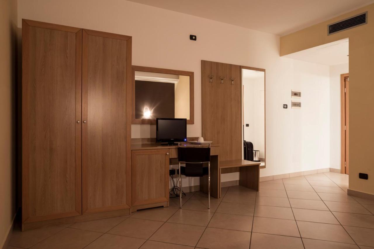 Manhattan Village Hotel Сульмона Екстер'єр фото