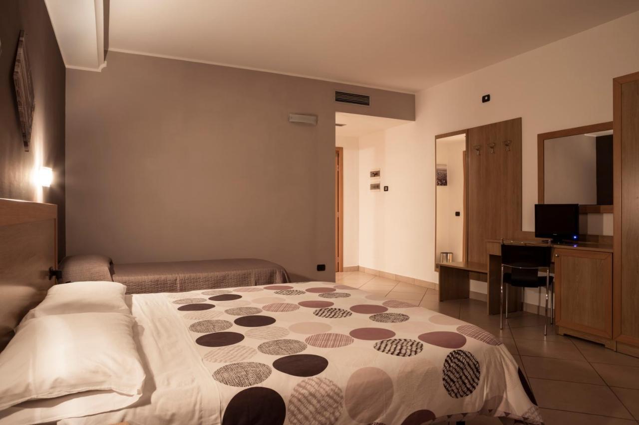 Manhattan Village Hotel Сульмона Екстер'єр фото