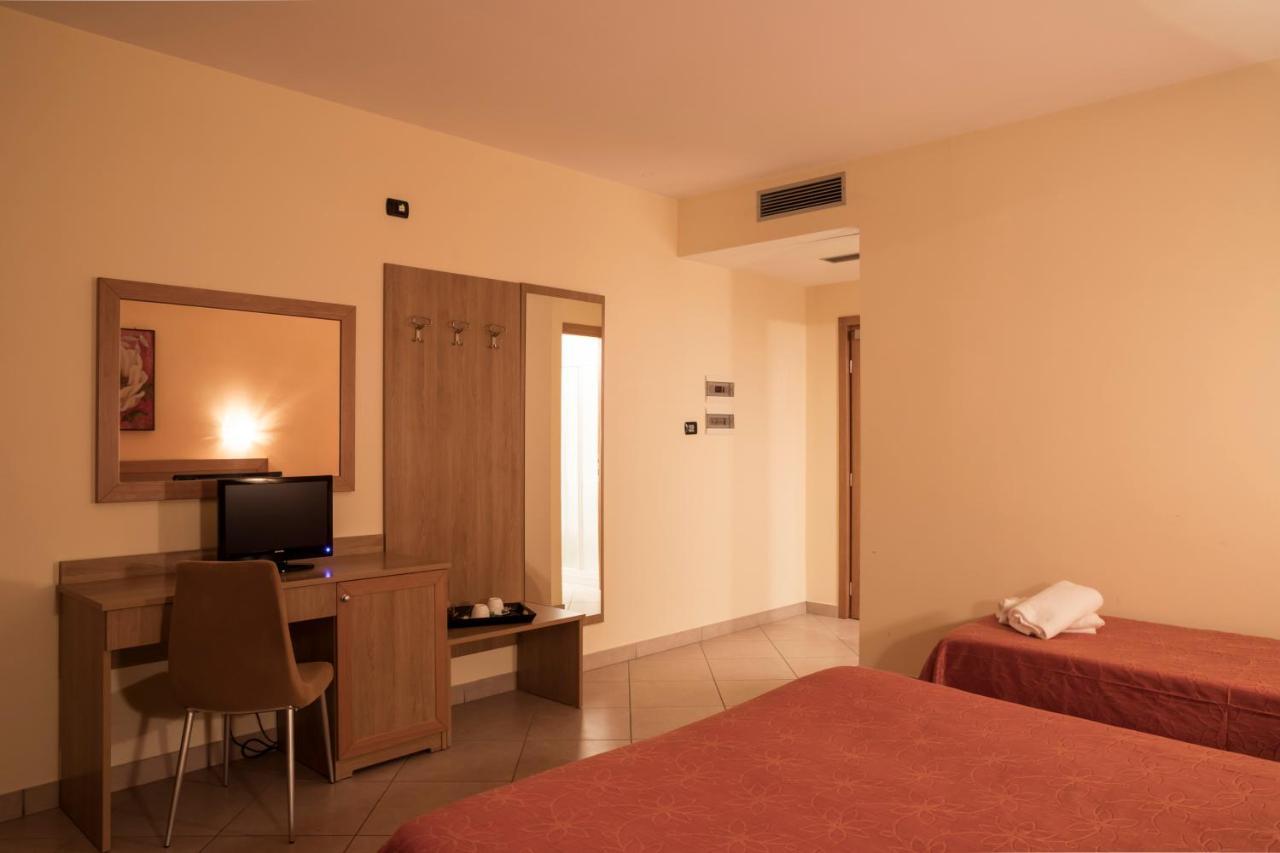 Manhattan Village Hotel Сульмона Екстер'єр фото